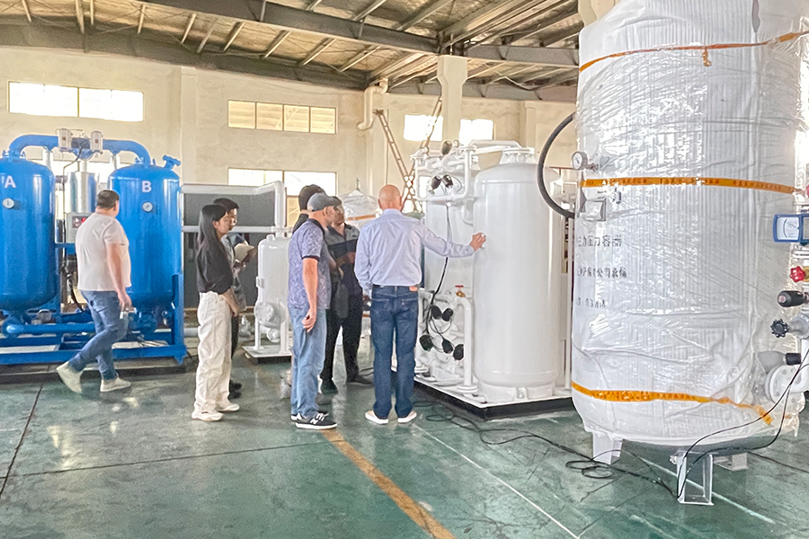 Russische Kunden besuchen unser Werk, um die hervorragende Qualität des Stickstoffgenerators zu beurteilen