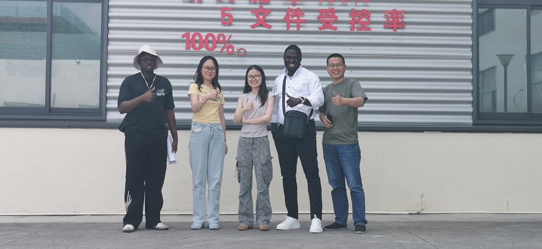 Kunden aus Burkina Faso unterzeichnen den Auftrag, nachdem sie unsere Produktionsbasis für Sauerstoff- und Stickstoffgeneratoren besucht haben